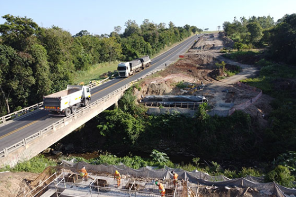 Obras de içamento na BR-153 altera fluxo entre Santo Antônio da Platina e Jacarezinho