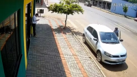 Dono de carro chama polícia pra denunciar furto e descobre que veículo foi levado por engano pelo lava-rápido