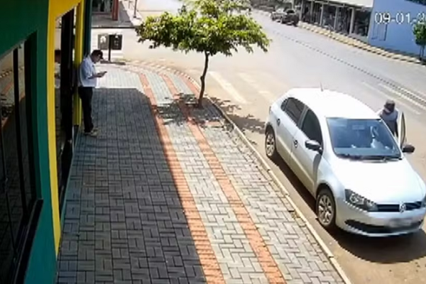 Dono de carro chama polícia pra denunciar furto e descobre que veículo foi levado por engano pelo lava-rápido
