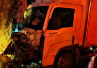 Colisão entre carro e caminhão deixa motorista ferido