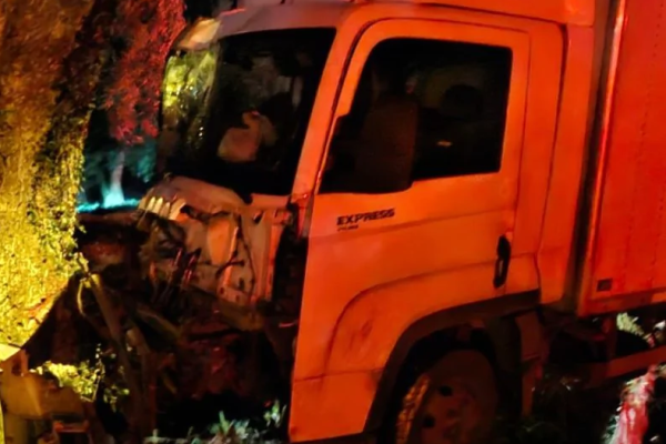 Colisão entre carro e caminhão deixa motorista ferido