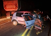 Homem de 55 anos morre em colisão frontal entre carro e carreta na PR-092