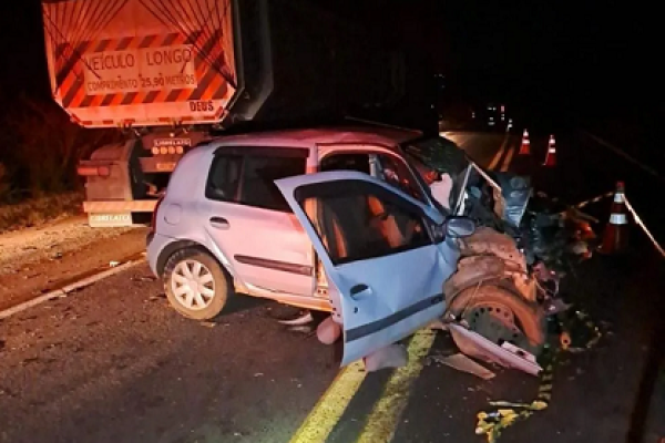 Homem de 55 anos morre em colisão frontal entre carro e carreta na PR-092