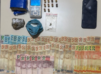 Polícia Militar prende homem por tráfico e apreende drogas, munições e veículo em Jacarezinho