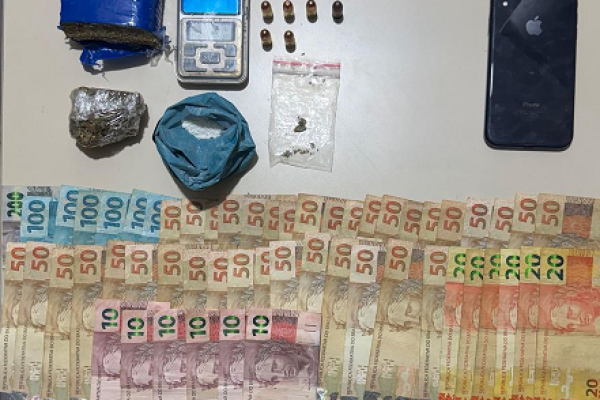 Polícia Militar prende homem por tráfico e apreende drogas, munições e veículo em Jacarezinho