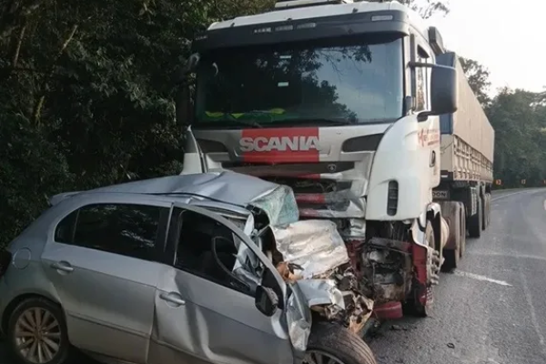 Homem morre em grave colisão entre carro e carreta na PR-092, entre Arapoti e Wenceslau Braz