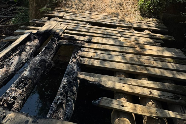 Vândalos atacam bem público e ateiam fogo em ponte do Bairro Jacaré em Quatiguá