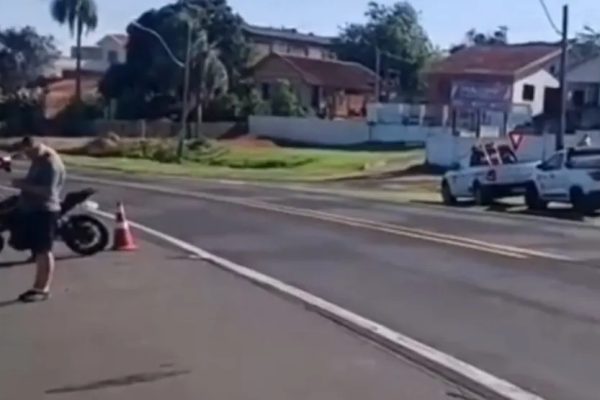 Acidente com caminhão deixa motociclista ferido na PR092 em Wenceslau Braz