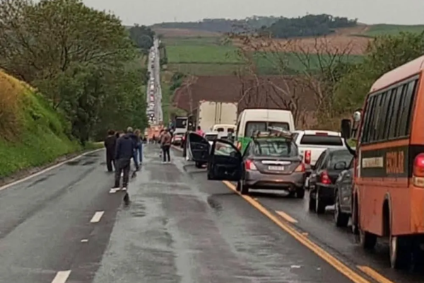 Acidente entre caminhão, carro e van interdita totalmente a BR-369 entre Andirá e Cambará