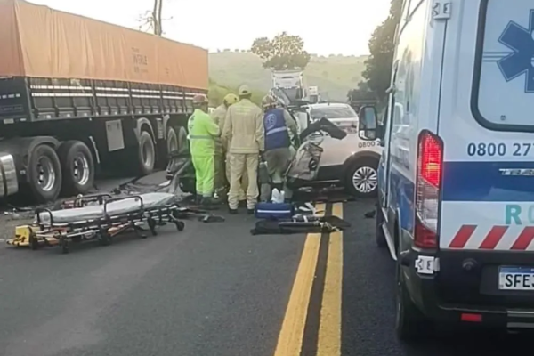 Colisão entre carro e carreta deixa funcionário de concessionária morto próximo ao Posto Acaron